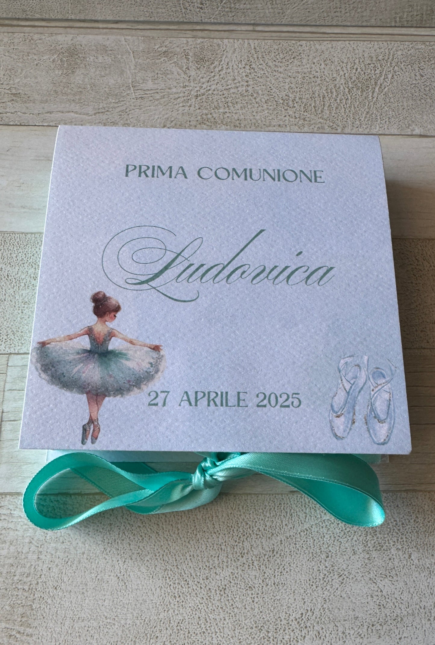 Cofanetto regalo a libro personalizzato per Comunione-Cresima con infuso e confetti