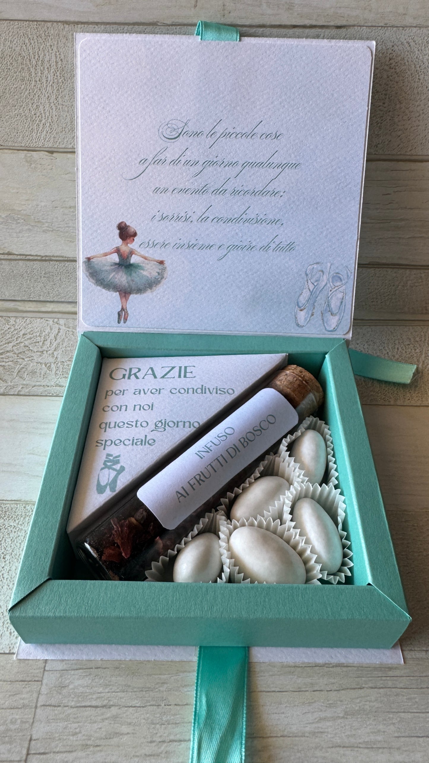 Cofanetto regalo a libro personalizzato per Comunione-Cresima con infuso e confetti