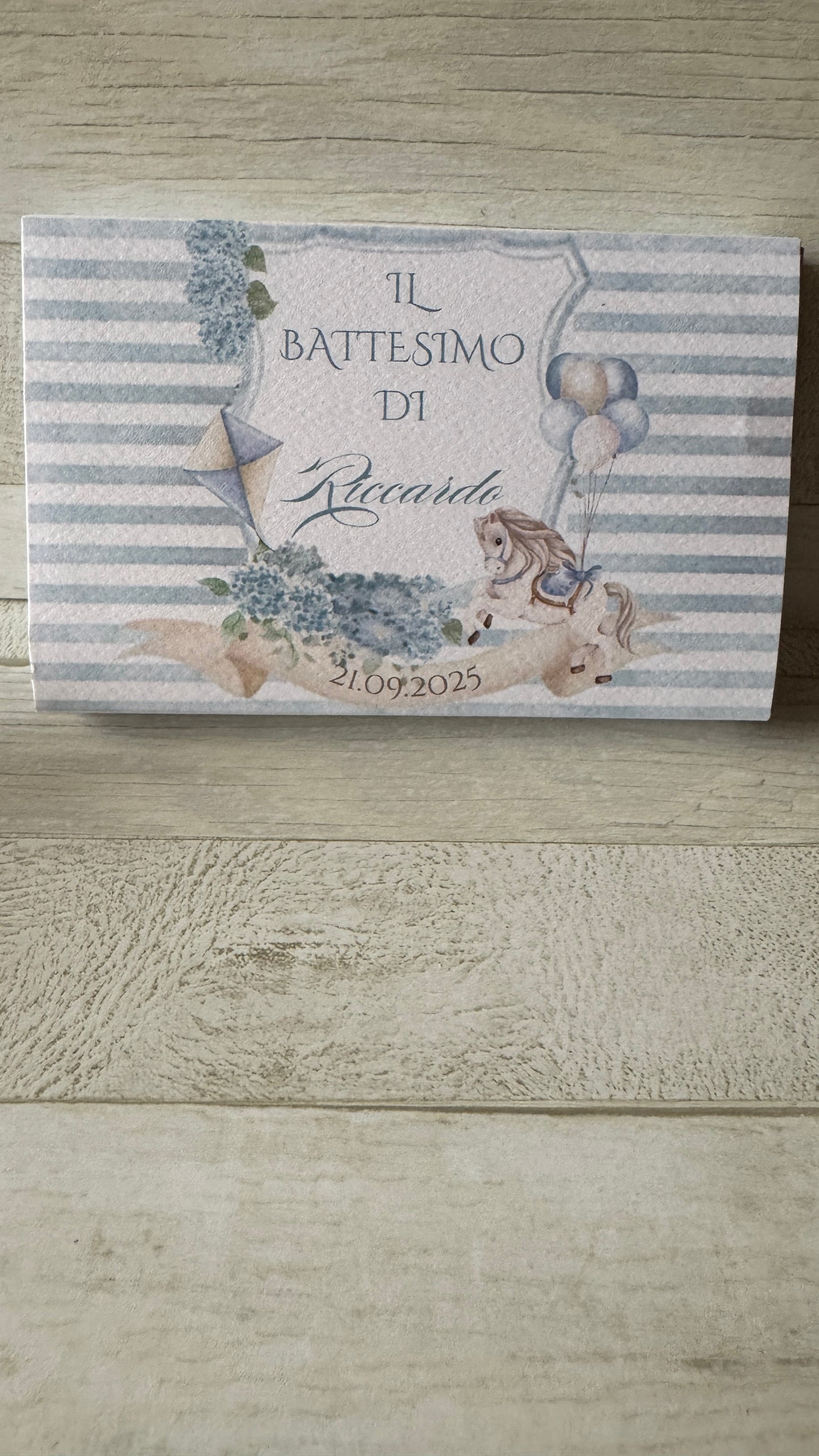 Cofanetto personalizzato Battesimo con cavallino in cera di soia e confetti