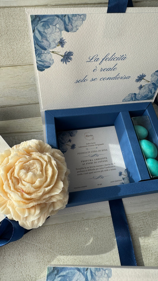 Peonia in cera di soia in cofanetto regalo a libro personalizzato Comunione-Cresima