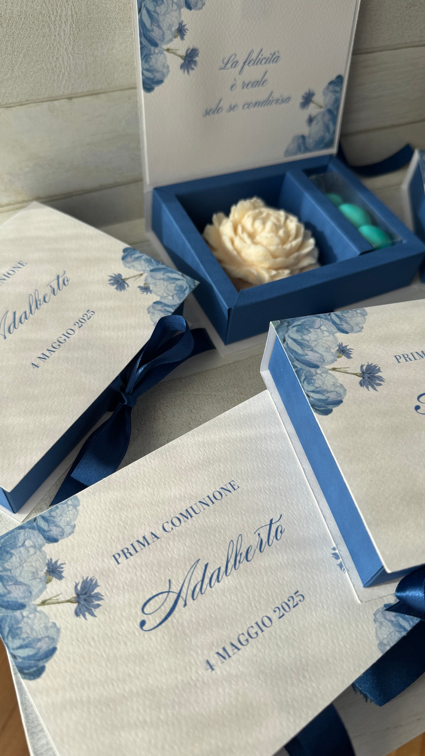 Peonia in cera di soia in cofanetto regalo a libro personalizzato Comunione-Cresima