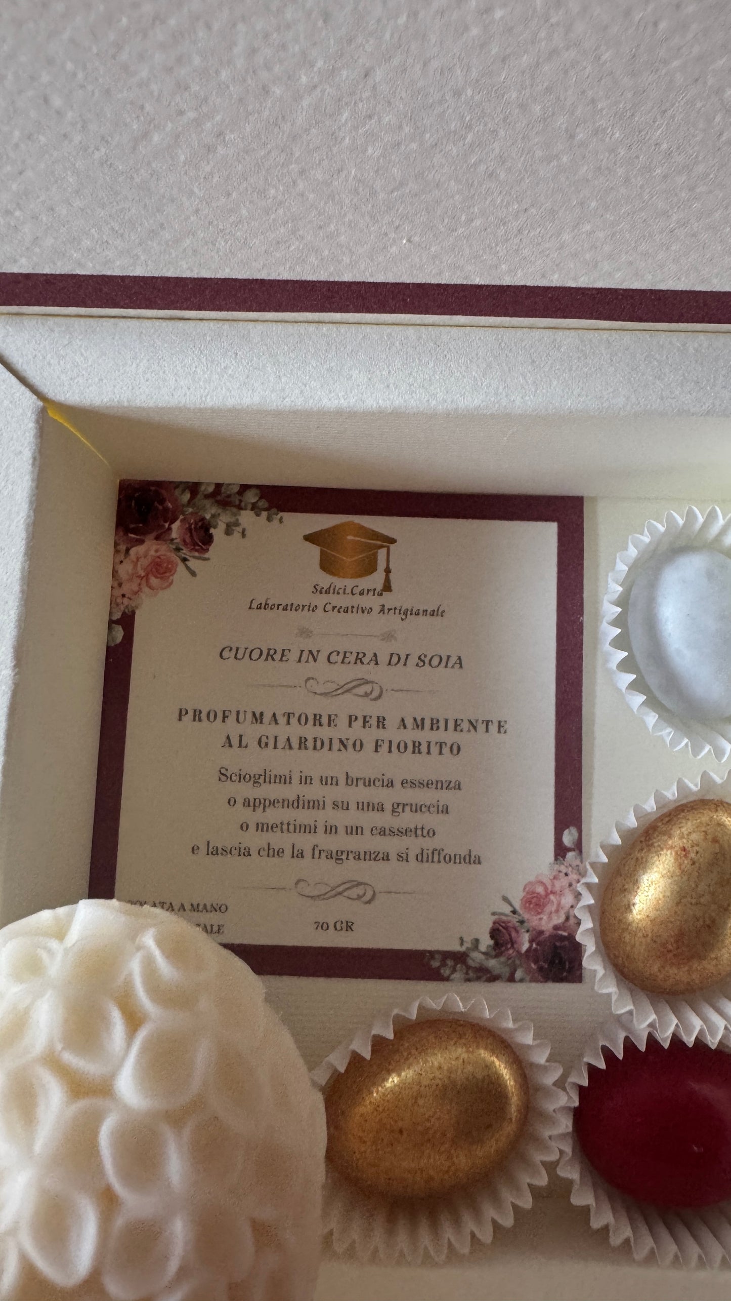 Bomboniera personalizzata laurea con profumatore cuore fiorato in cera di soia