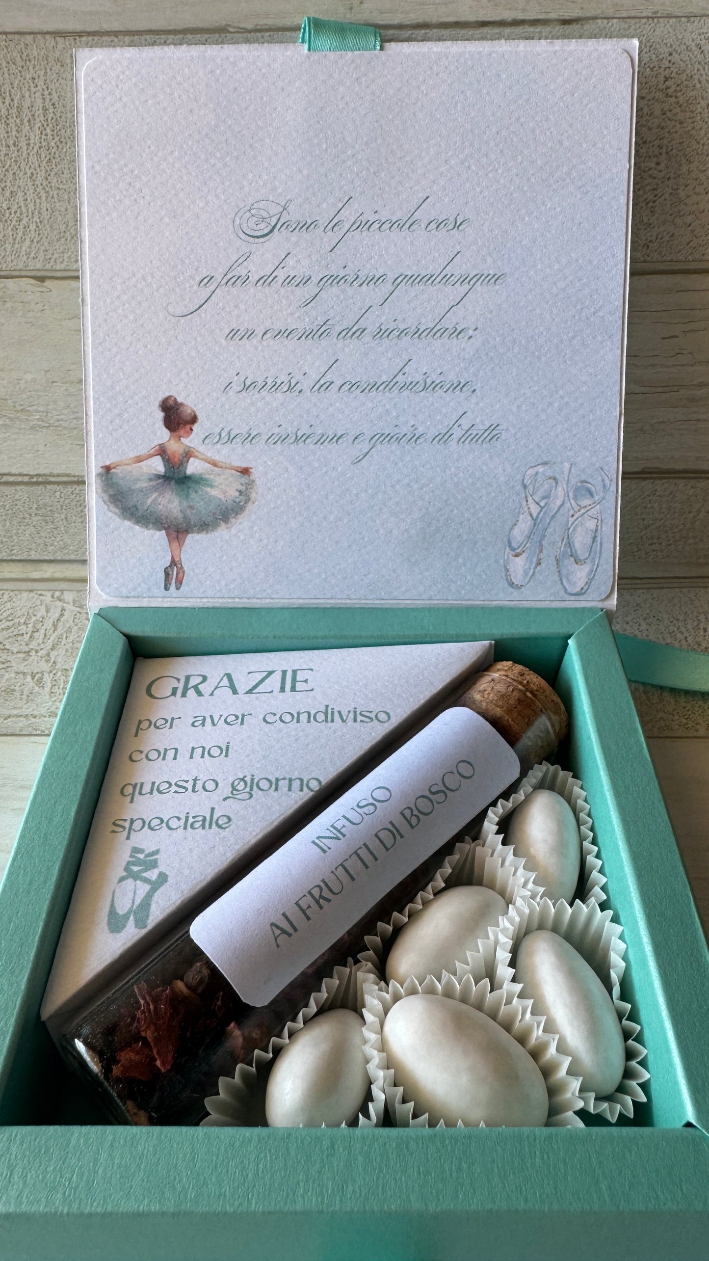 Cofanetto regalo a libro personalizzato per Comunione-Cresima con infuso e confetti
