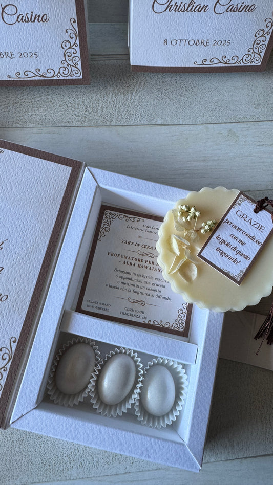 Bomboniera Laurea – Cofanetto a Libro con Chiusura in Ceralacca e Tart Profumata in Cera di Soia