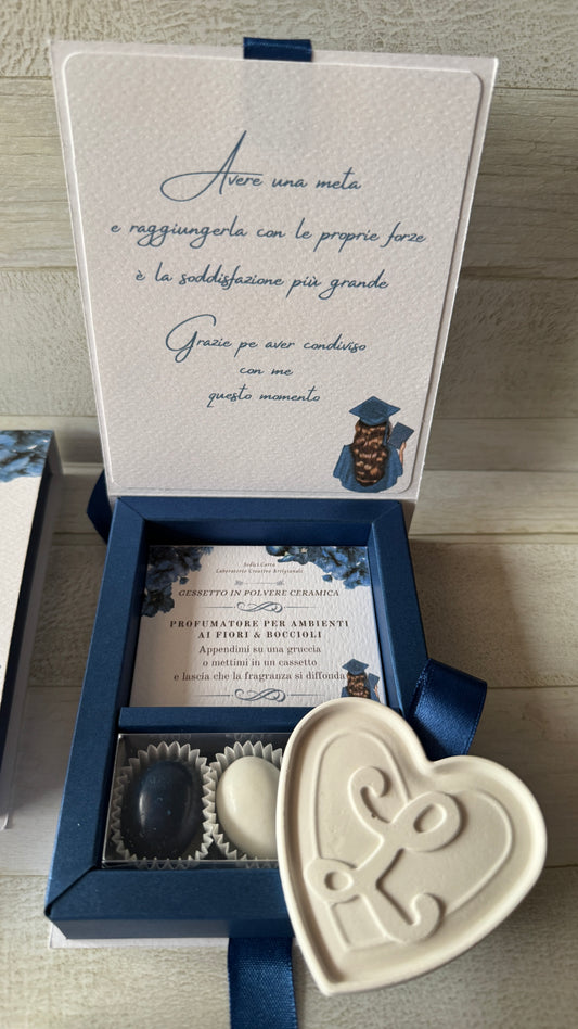 Bomboniera Laurea a Libro con Cuore in Gesso Profumato – Apertura verso Alto