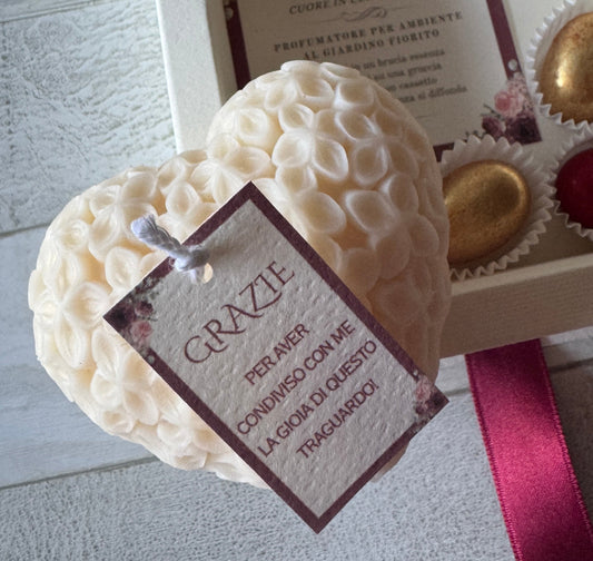 Bomboniera personalizzata laurea con profumatore cuore fiorato in cera di soia