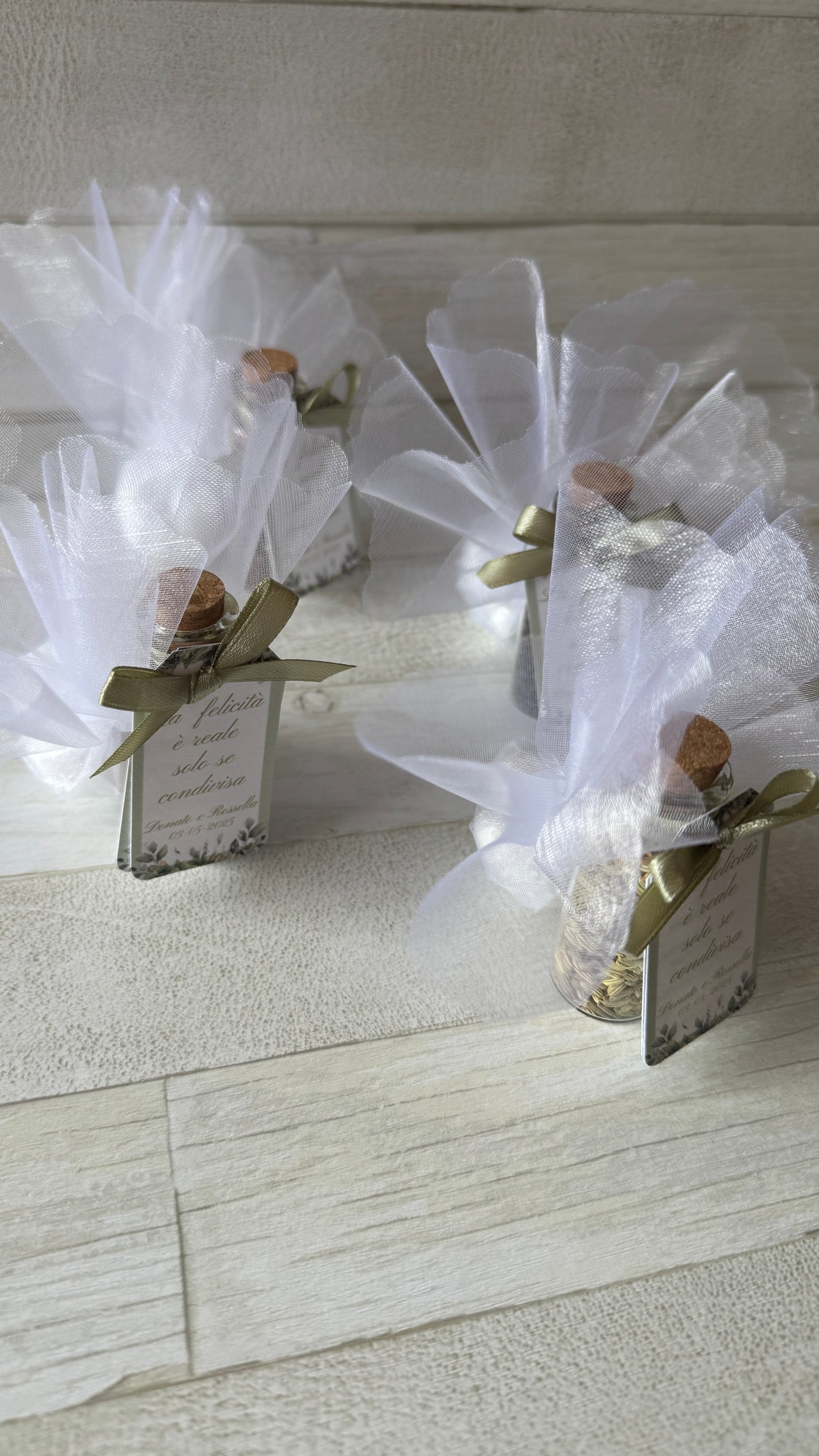 Segnaposto con spezie e confetti in provetta personalizzata