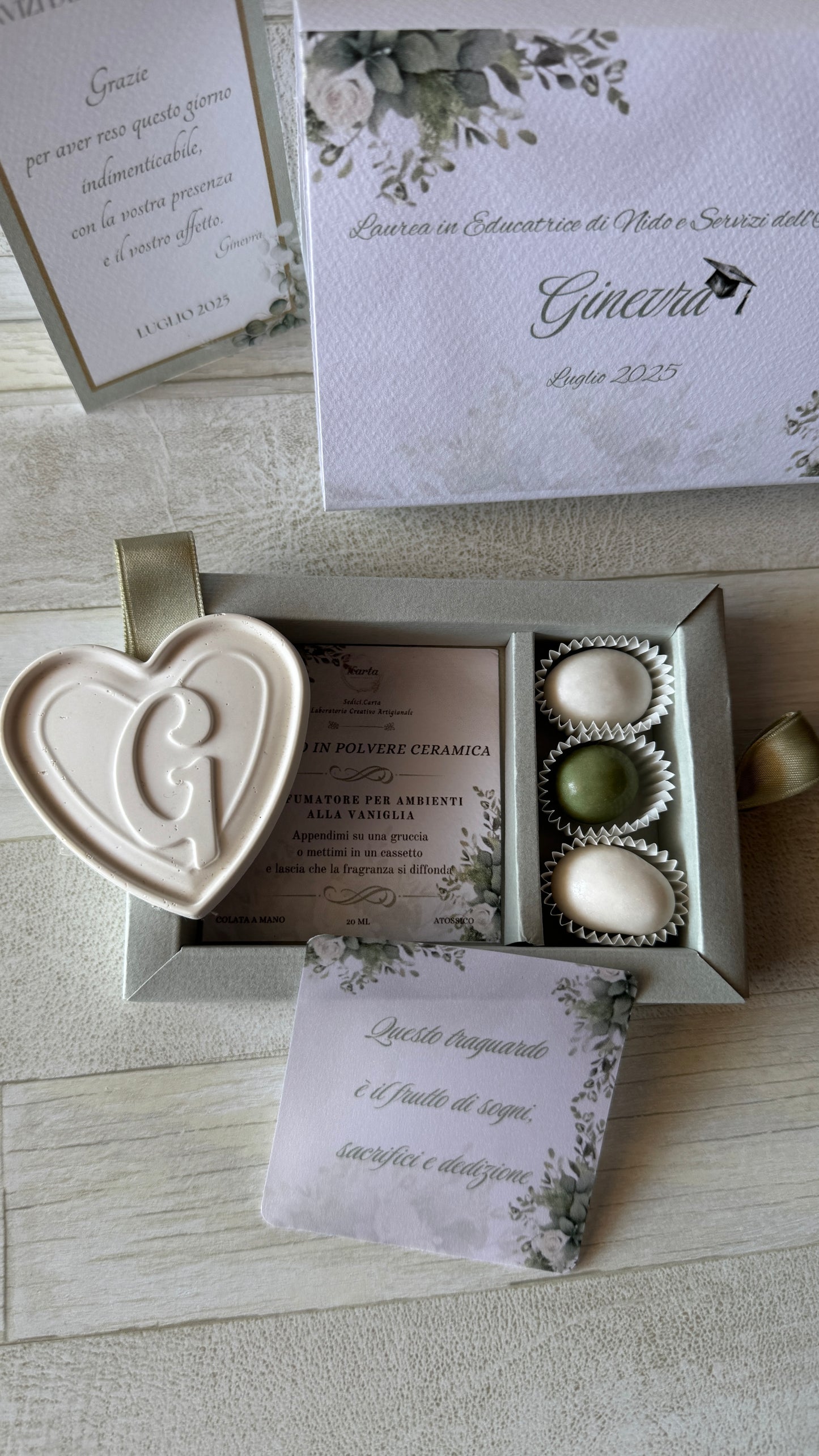 Cuore in polvere di ceramica in confezione regalo con confetti