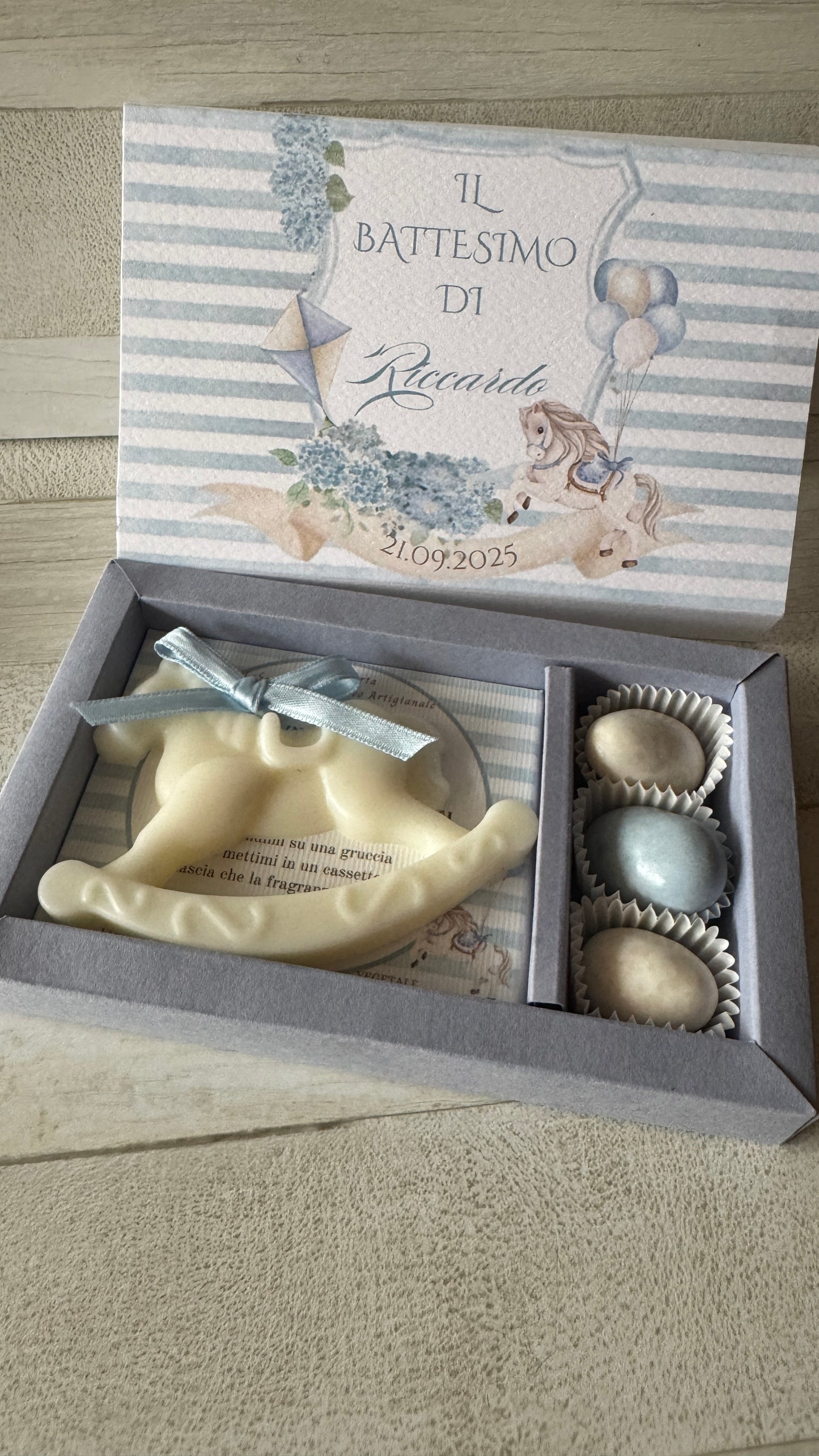 Cofanetto personalizzato Battesimo con cavallino in cera di soia e confetti