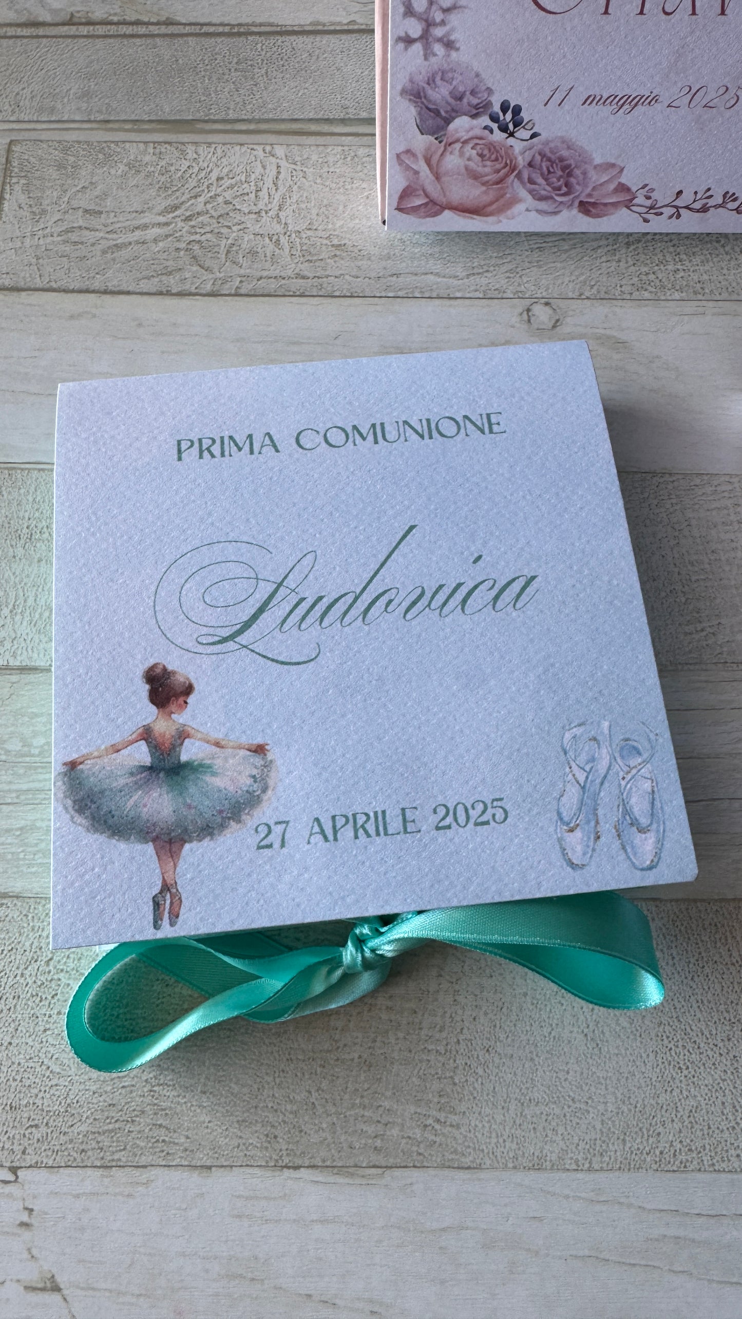 Cofanetto regalo a libro personalizzato per Comunione-Cresima con infuso e confetti
