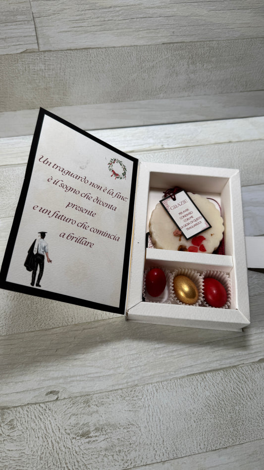 Bomboniera a Libro Personalizzata Laurea – con Profumatore in Cera di Soia e Confetti