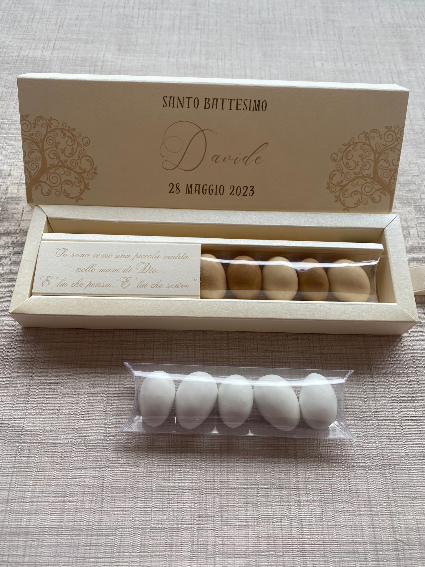 Cofanetto regalo personalizzato per Battesimo con Matita Seminabile e Confetti