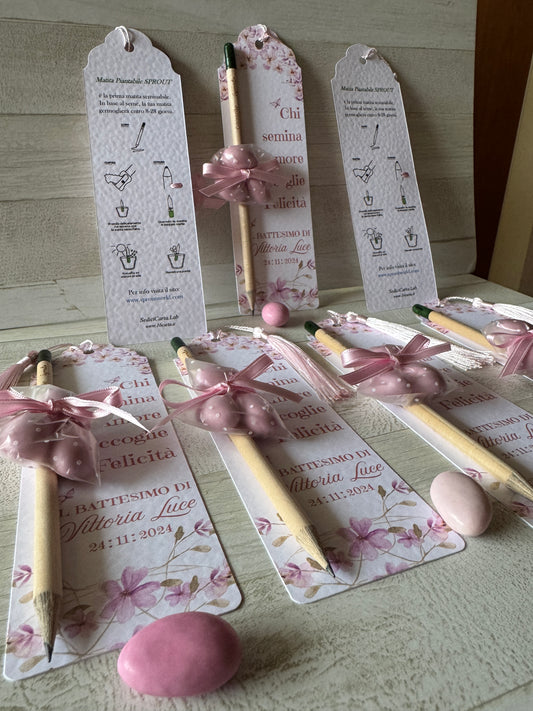 Bomboniera Battesimo – Segnalibro Personalizzato con Matita Seminabile e confetti