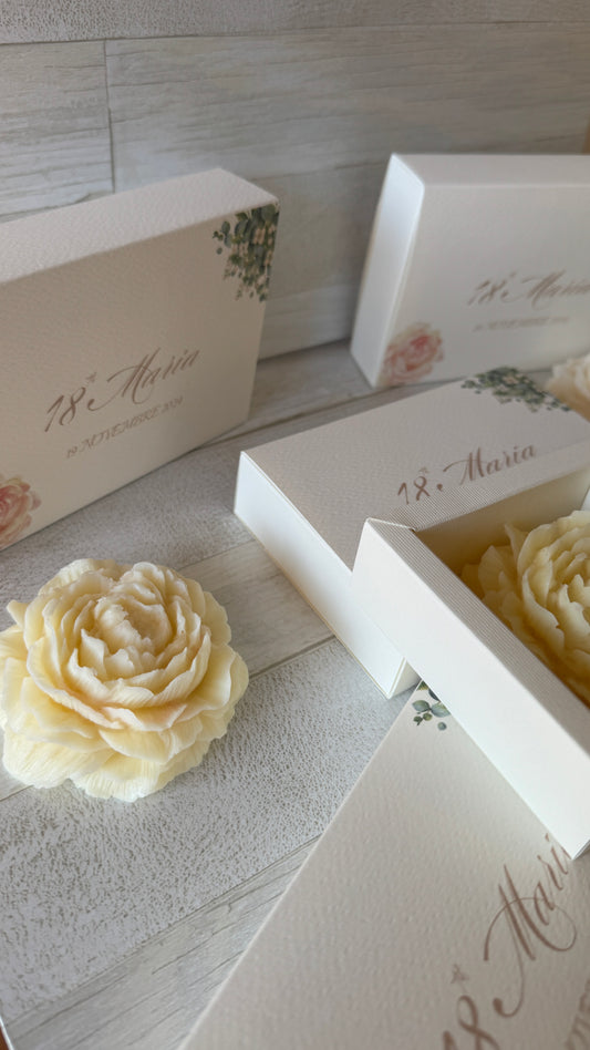 Bomboniera Diciottesimo – Cofanetto a Scorrimento con Peonia profumata in Cera di Soia