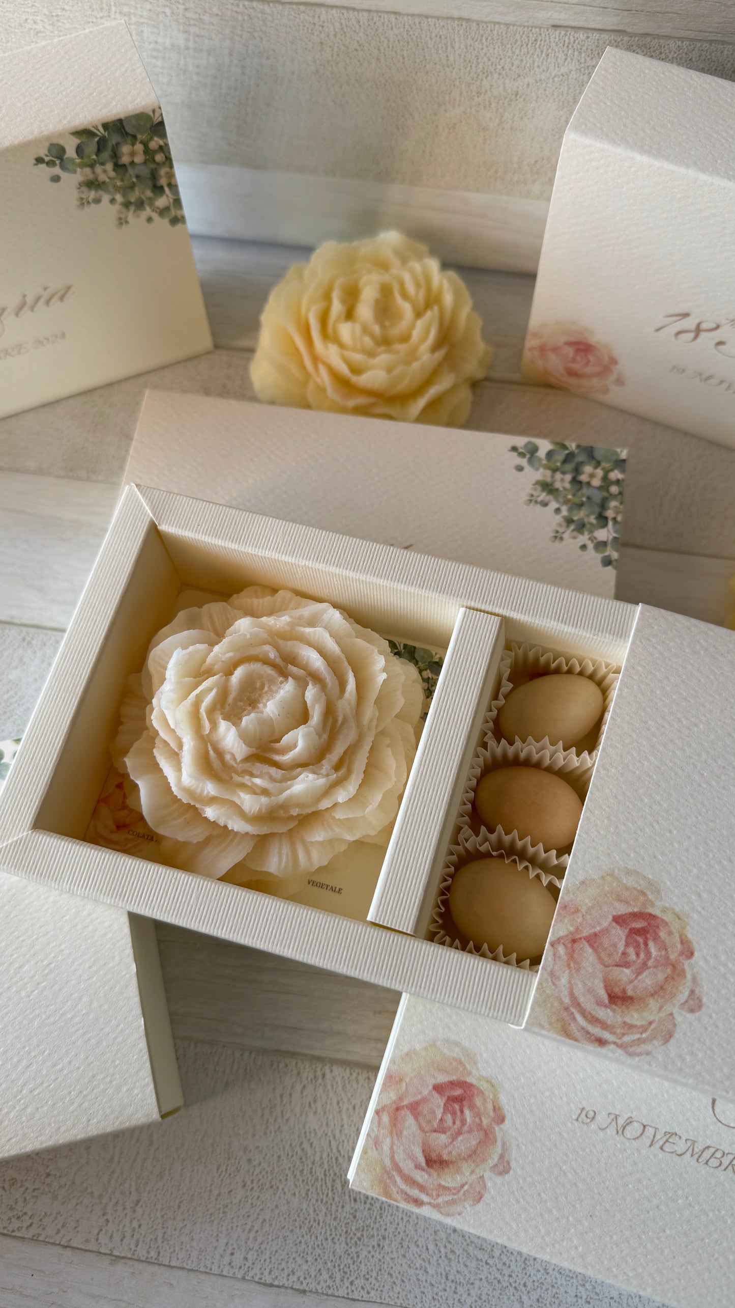 Peonia in cera di soia in cofanetto regalo personalizzato Laurea