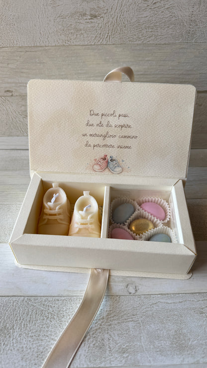 Bomboniera Battesimo con Scarpine Baby Profumate in Cera di Soia - Cofanetto a Libro