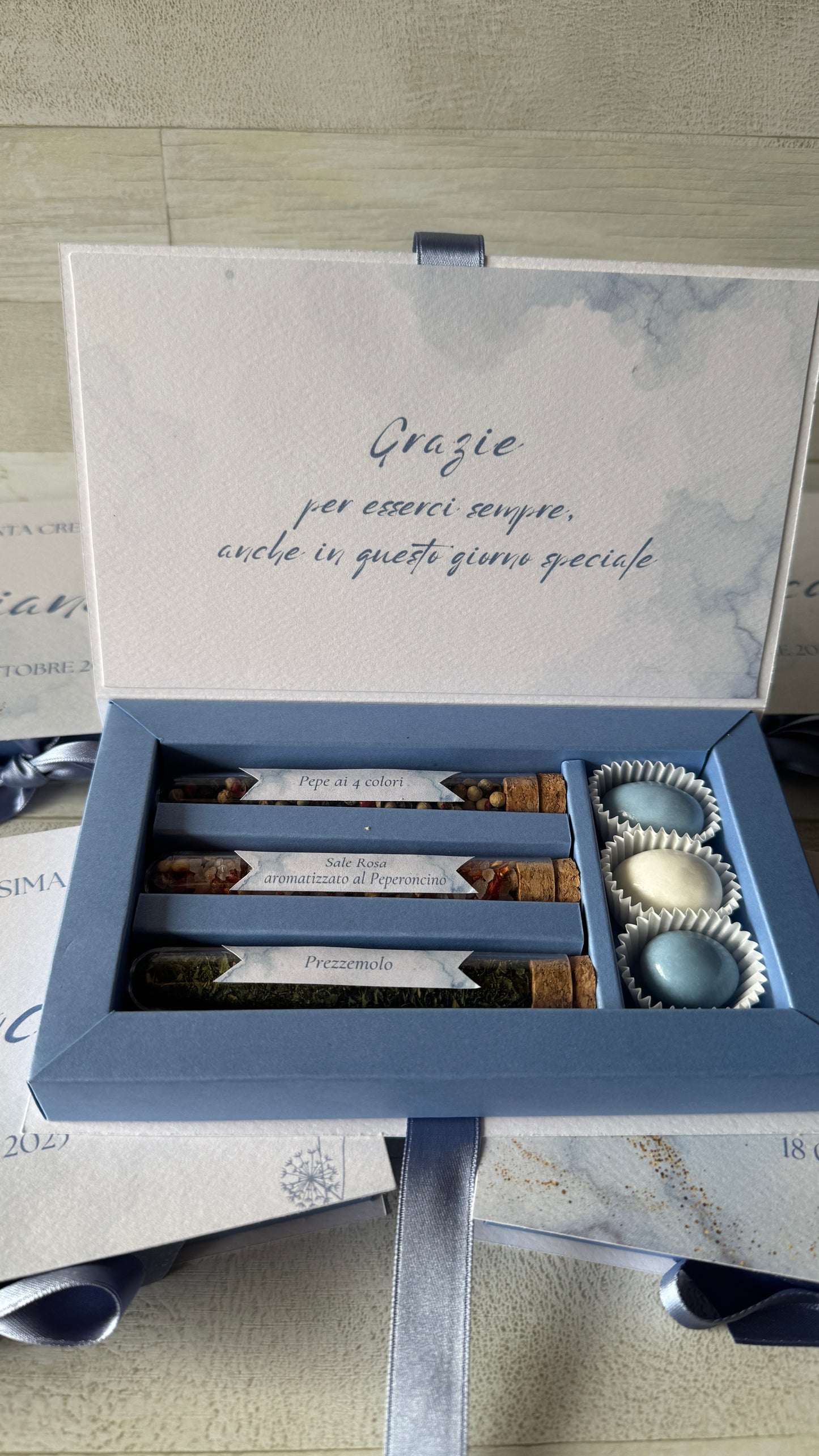 Bomboniera Comunione e Cresima – Cofanetto a Libro con Set di 3 Spezie