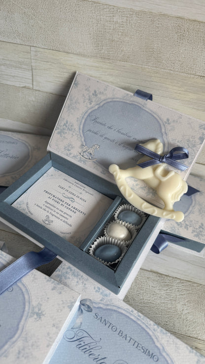 Bomboniera Battesimo – Cofanetto a Libro con Cavallino in Cera di Soia