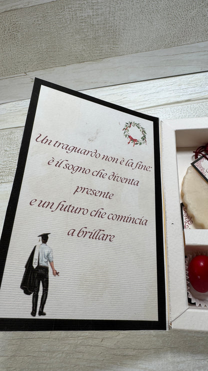 Bomboniera a Libro Personalizzata Laurea – con Profumatore in Cera di Soia e Confetti