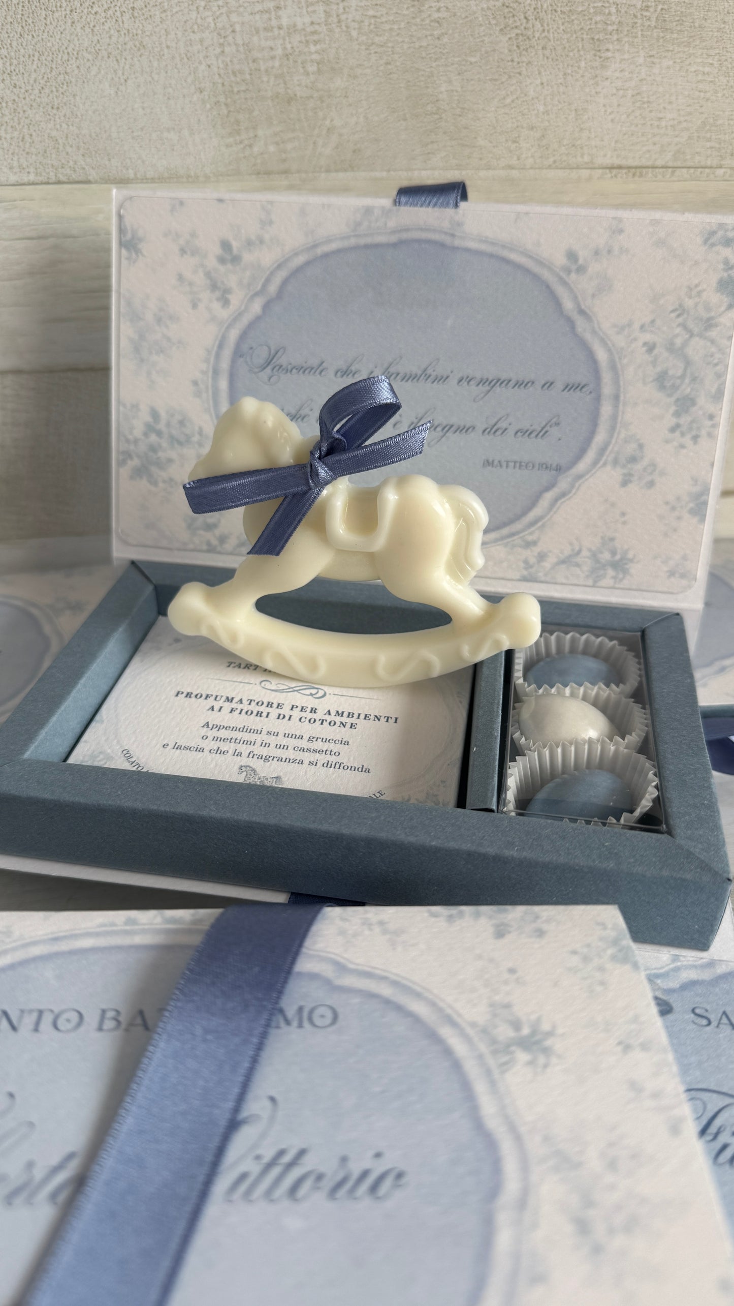 Bomboniera Battesimo – Cofanetto a Libro con Cavallino in Cera di Soia