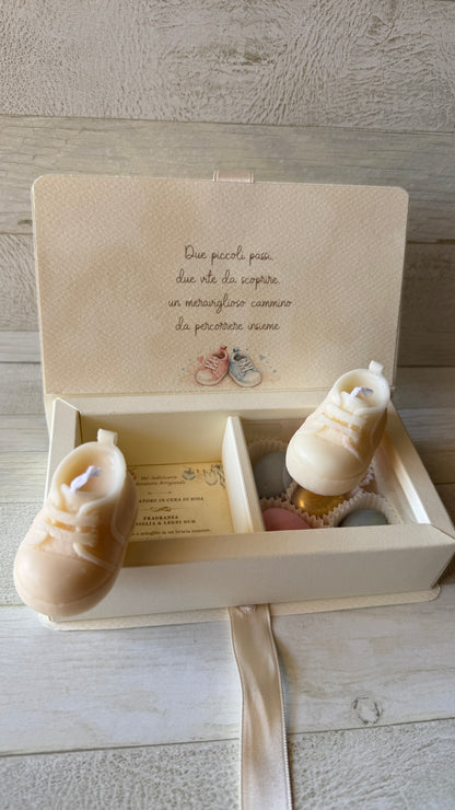 Bomboniera Battesimo con Scarpine Baby Profumate in Cera di Soia - Cofanetto a Libro