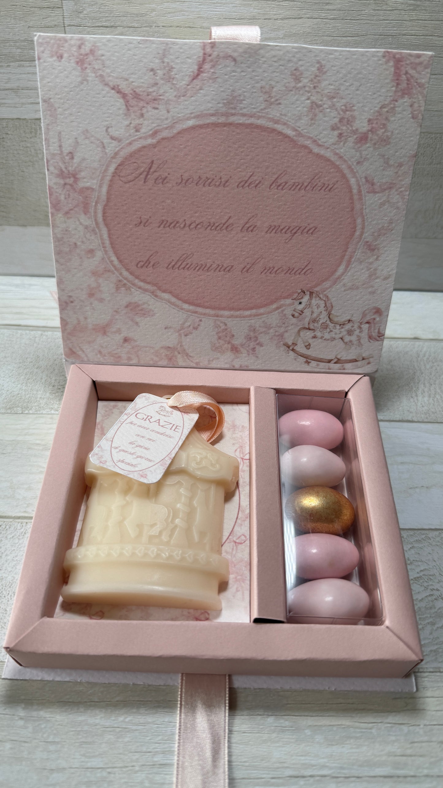 Bomboniera Battesimo - Cofanetto Libro con Giostra Cavalli in Cera di Soia