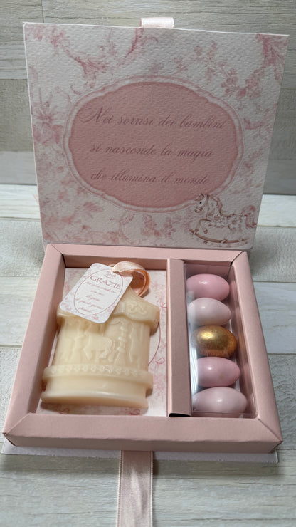 Bomboniera Battesimo - Cofanetto Libro con Giostra Cavalli in Cera di Soia