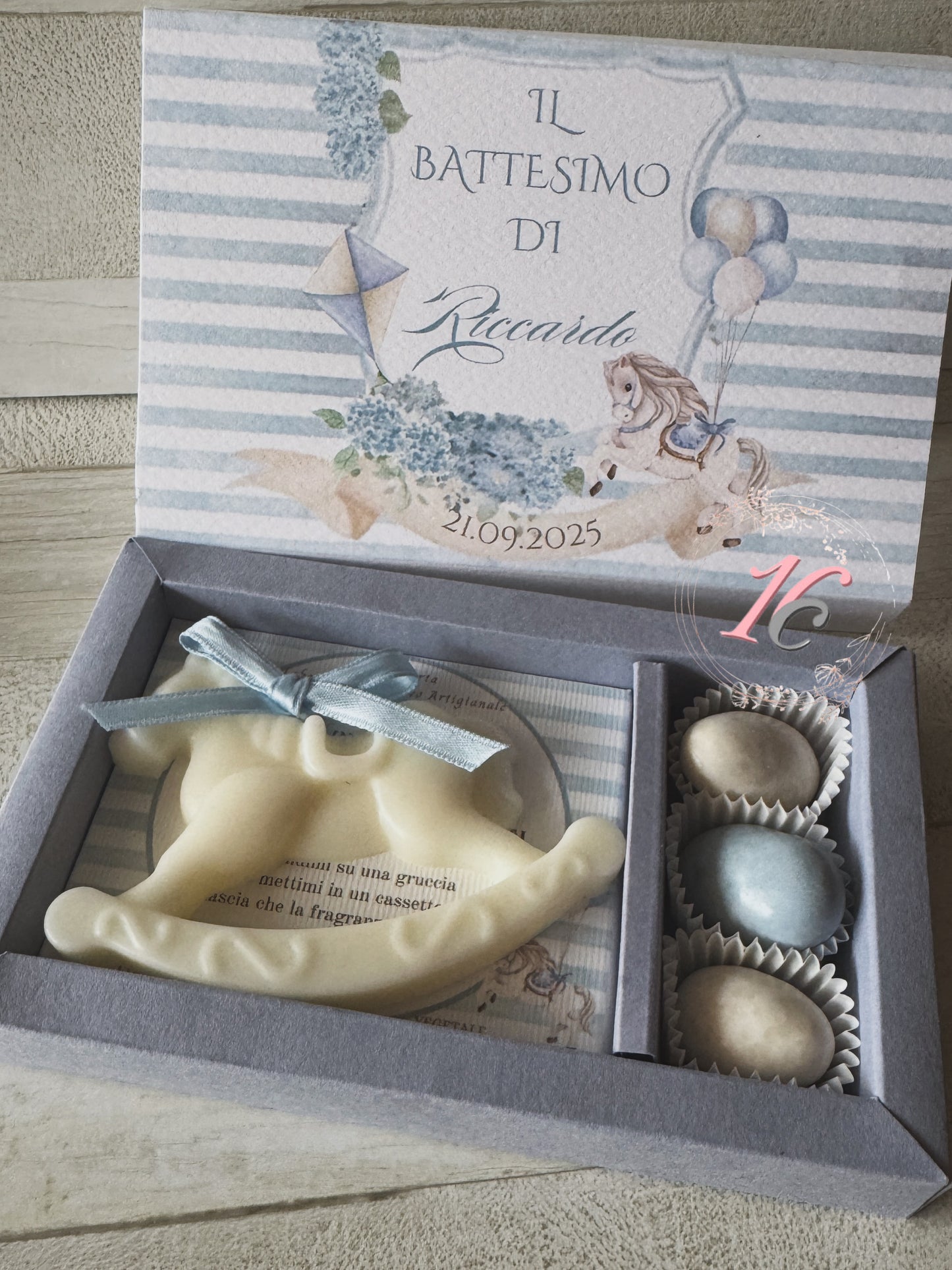 Cofanetto personalizzato Battesimo con cavallino in cera di soia e confetti