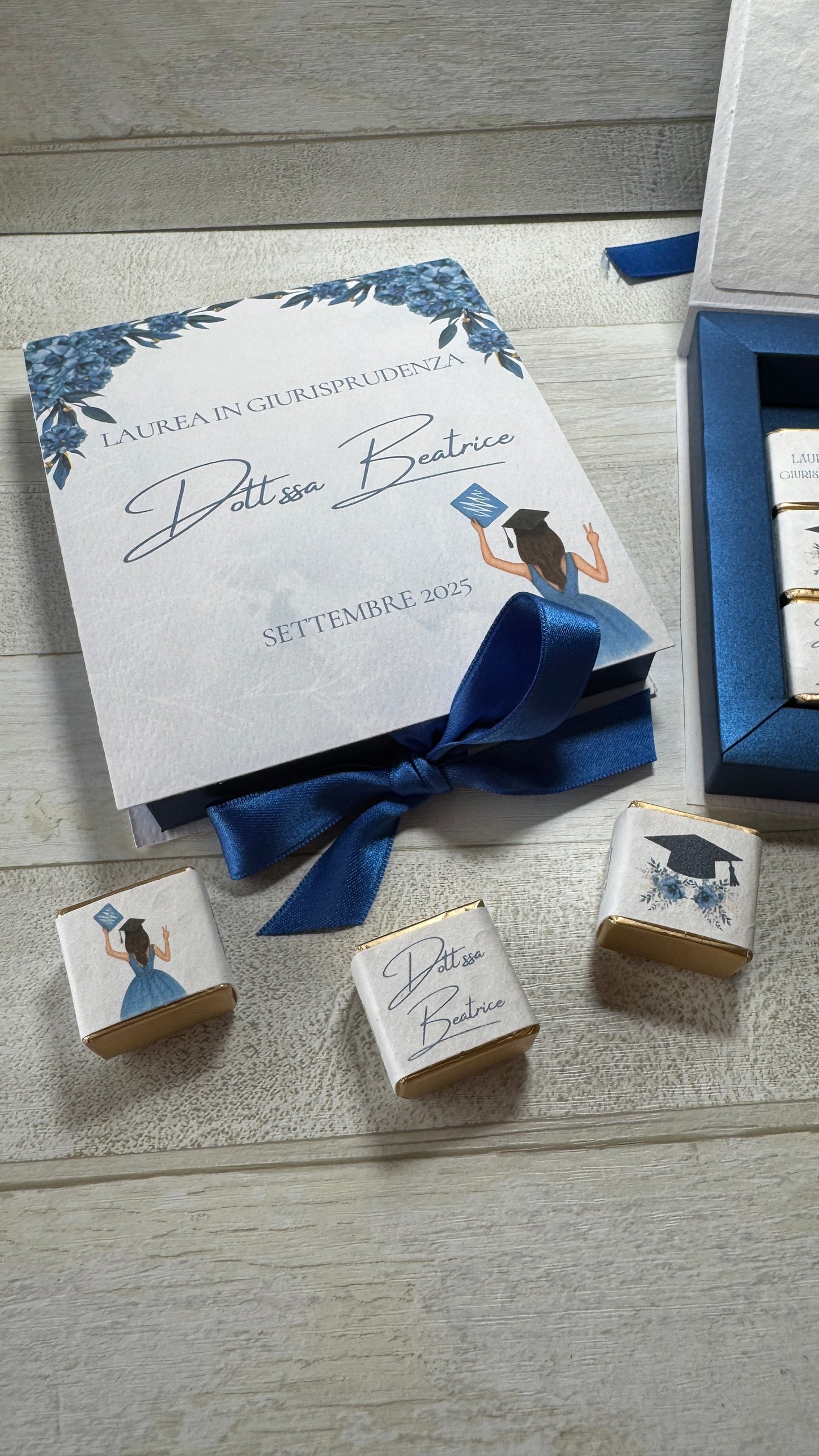 Cioccolatini Laurea – Cofanetto a Libro Personalizzabile (25 × 25 mm)