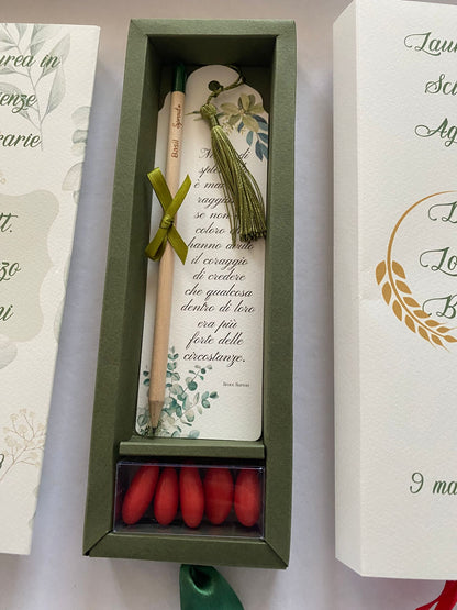 Cofanetto regalo personalizzato con Segnalibro e Matita Seminabile per Laurea