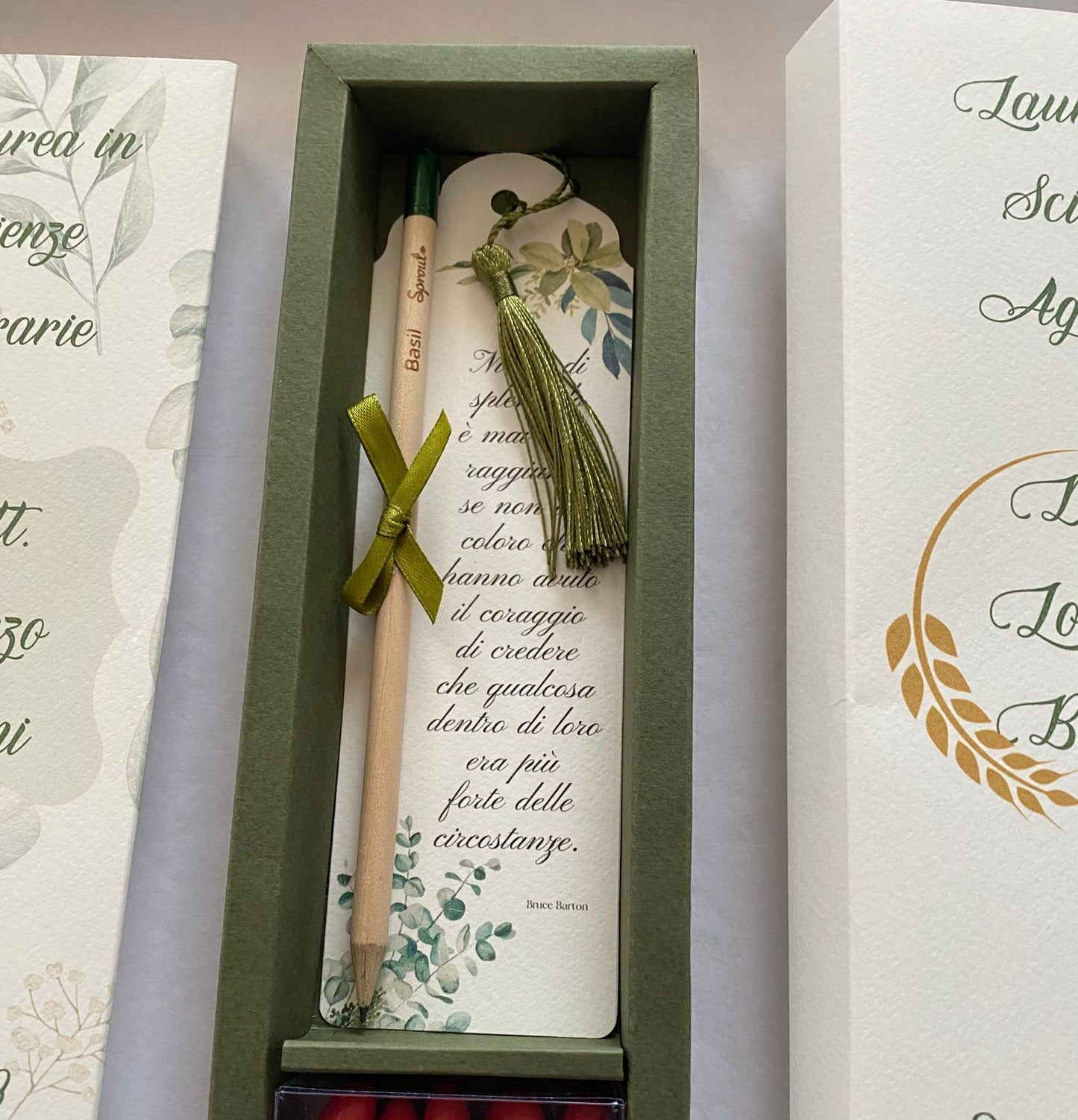 Cofanetto regalo personalizzato con Segnalibro e Matita Seminabile per Laurea