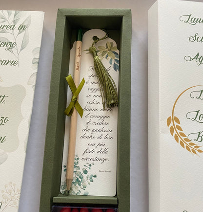 Cofanetto regalo personalizzato con Segnalibro e Matita Seminabile per Laurea
