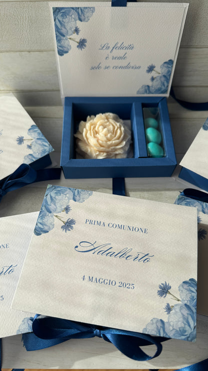 Peonia in cera di soia in cofanetto regalo a libro personalizzato Comunione-Cresima