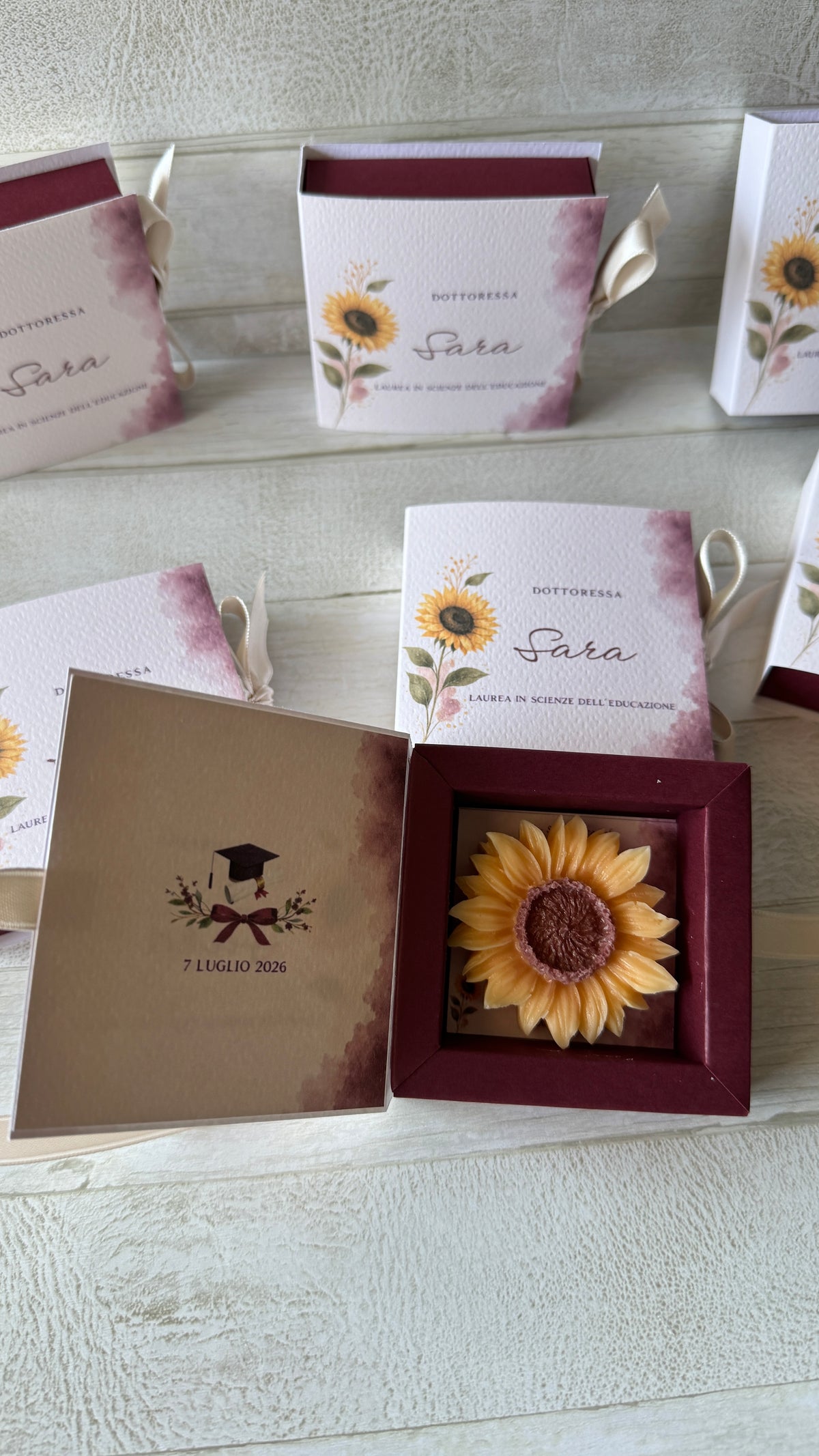 Bomboniera Laurea con Girasole Profumato in Cera di Soia - Cofanetto a Libro