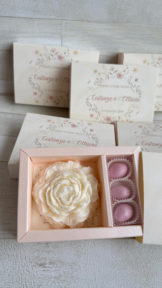 Bomboniera Comunione e Cresima con Peonia Profumata in Cera di Soia – Cofanetto a Scorrimento