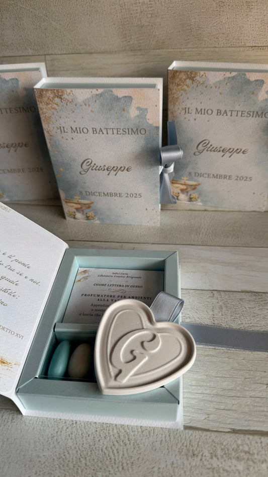 Bomboniera Battesimo a Libro con Cuore in Gesso Profumato – Apertura Laterale