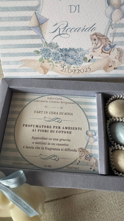 Cofanetto personalizzato Battesimo con cavallino in cera di soia e confetti