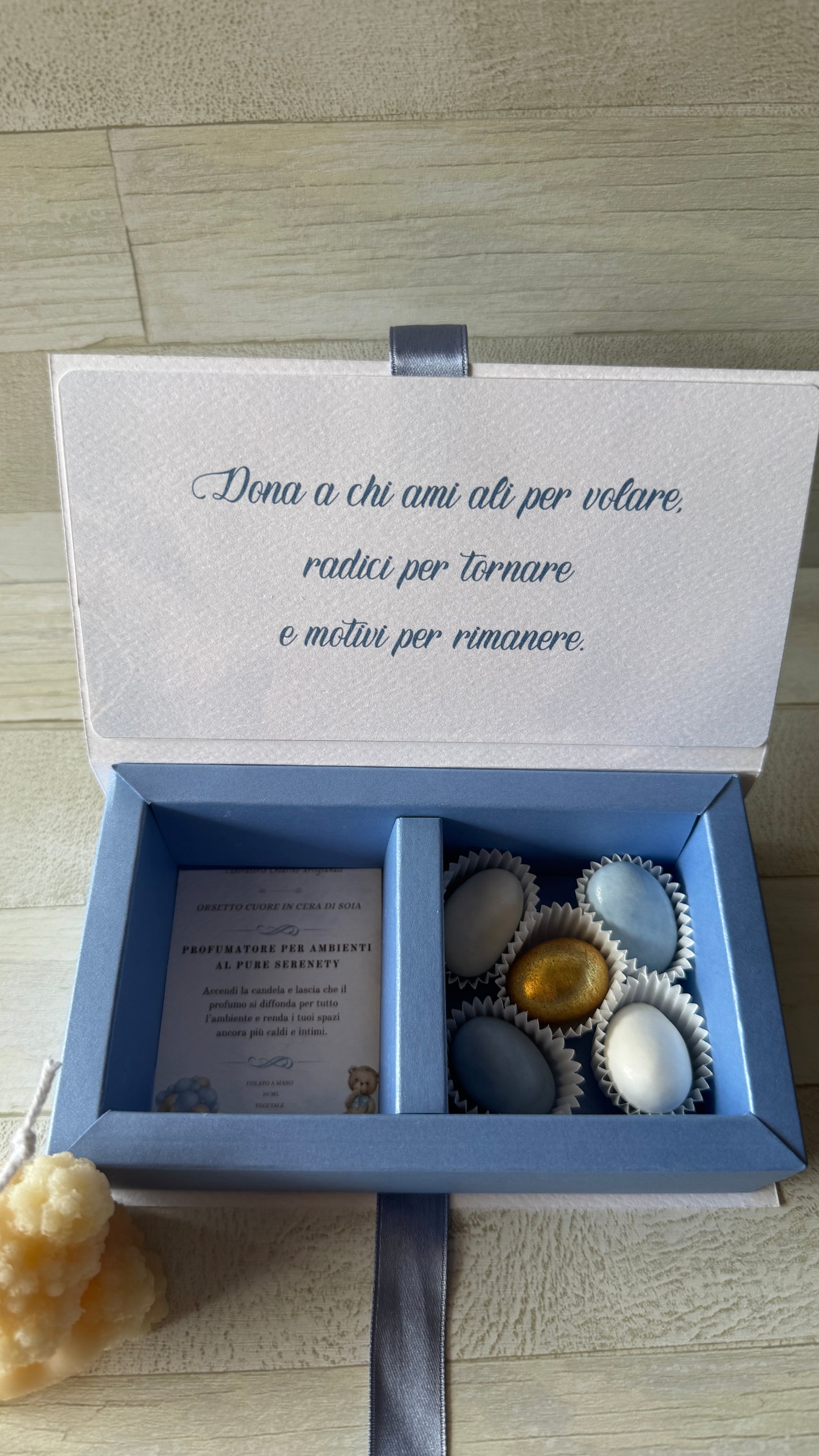 Bomboniera Battesimo con Orsetto Cuore Profumato in Cera di Soia – a Libro