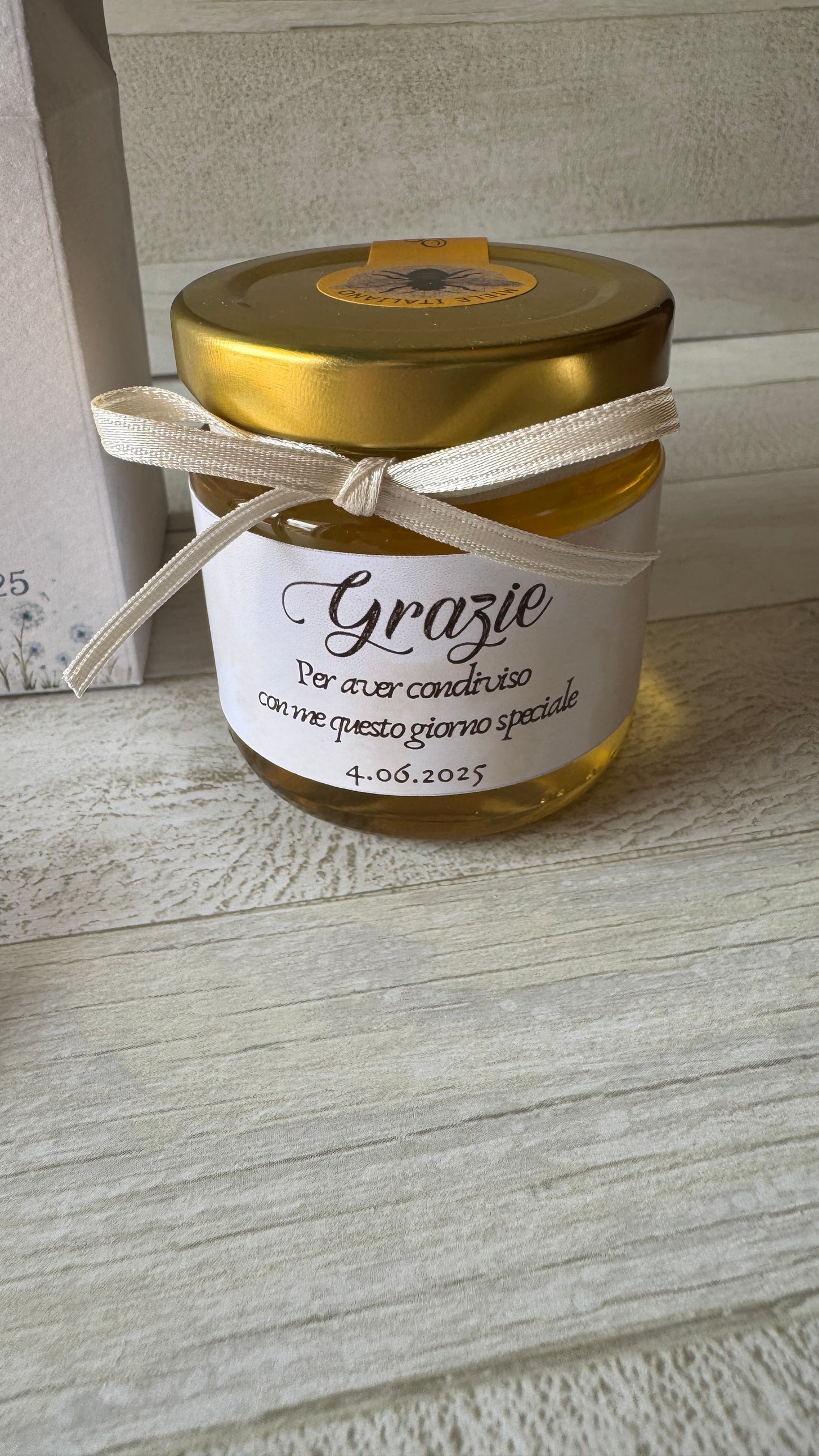 Bomboniera Compleanno con Vasetto di Miele 120 g – "Milk Box"