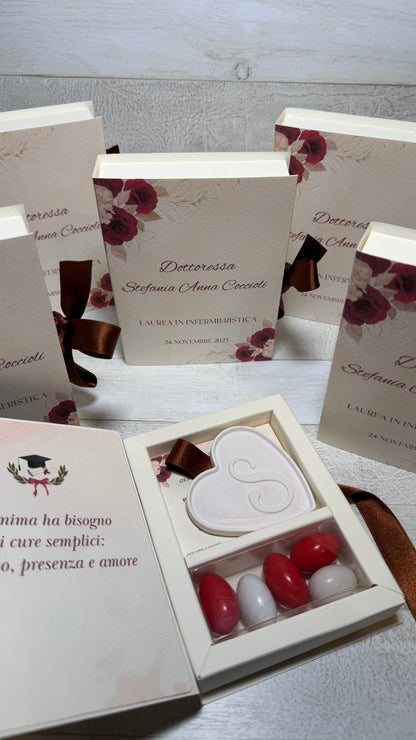 Bomboniera Laurea a Libro con Cuore in Gesso Profumato – Apertura Laterale