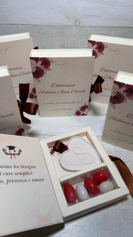 Bomboniera Laurea a Libro con Cuore in Gesso Profumato – Apertura Laterale