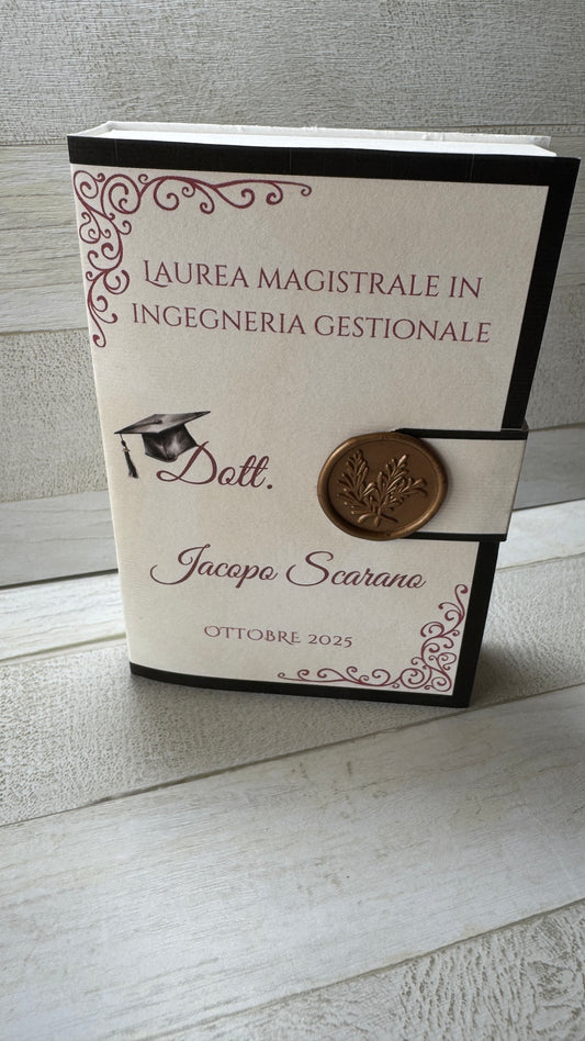 Bomboniera a Libro Personalizzata Laurea – con Profumatore in Cera di Soia e Confetti