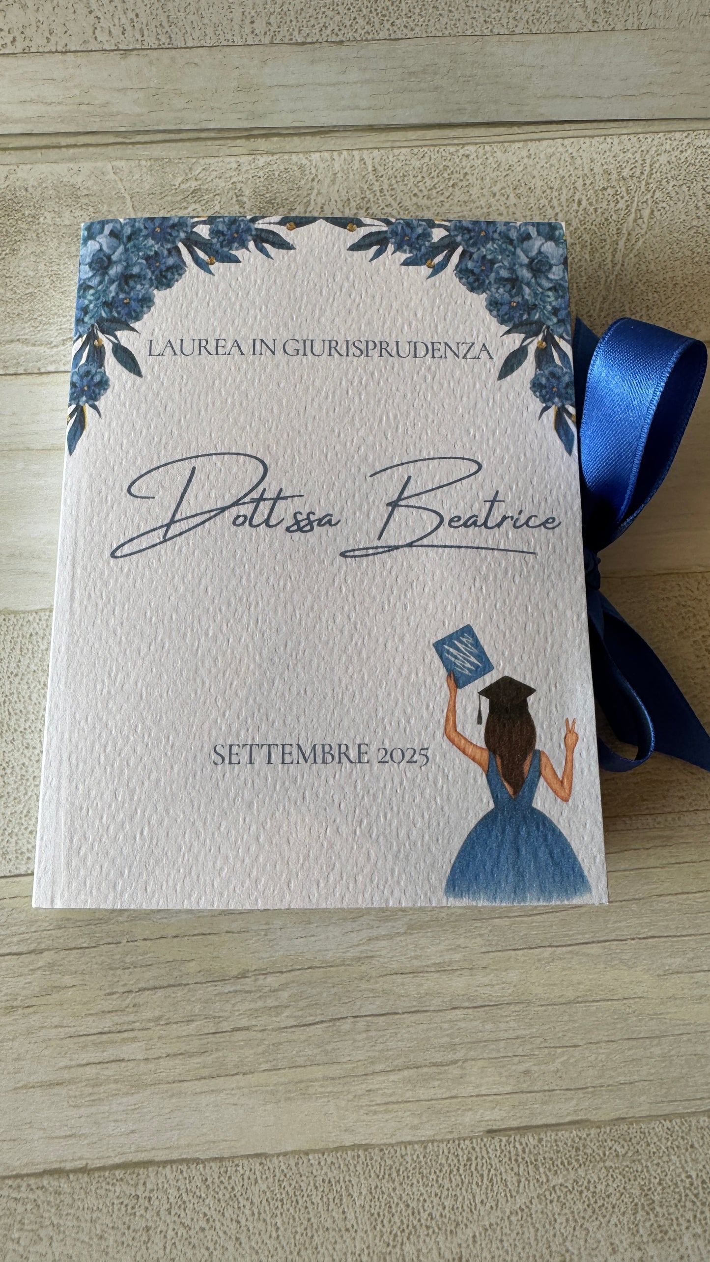 Bomboniera Laurea a Libro con Cuore in Gesso Profumato – Apertura Laterale