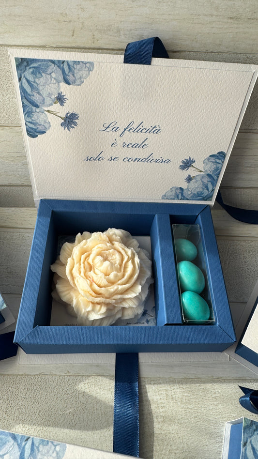 Peonia in cera di soia in cofanetto regalo a libro personalizzato Comunione-Cresima