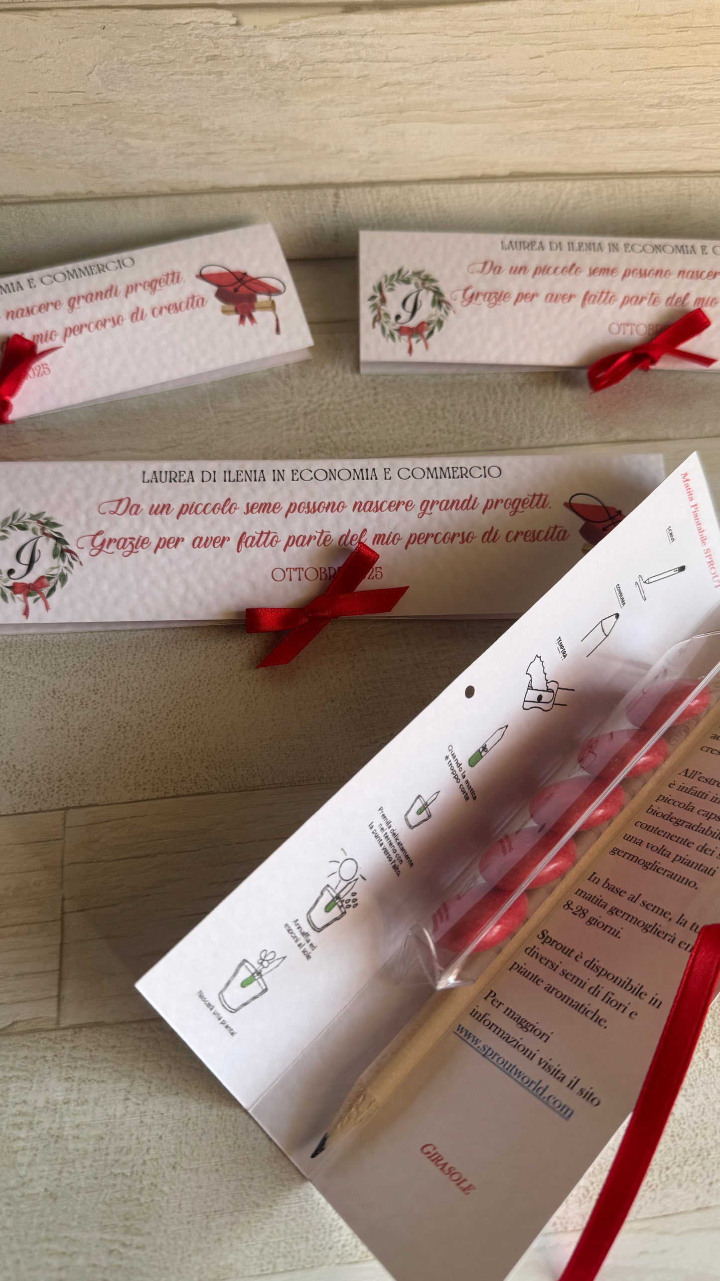 Bomboniera Laurea – Astuccio Pieghevole con Matita Seminabile