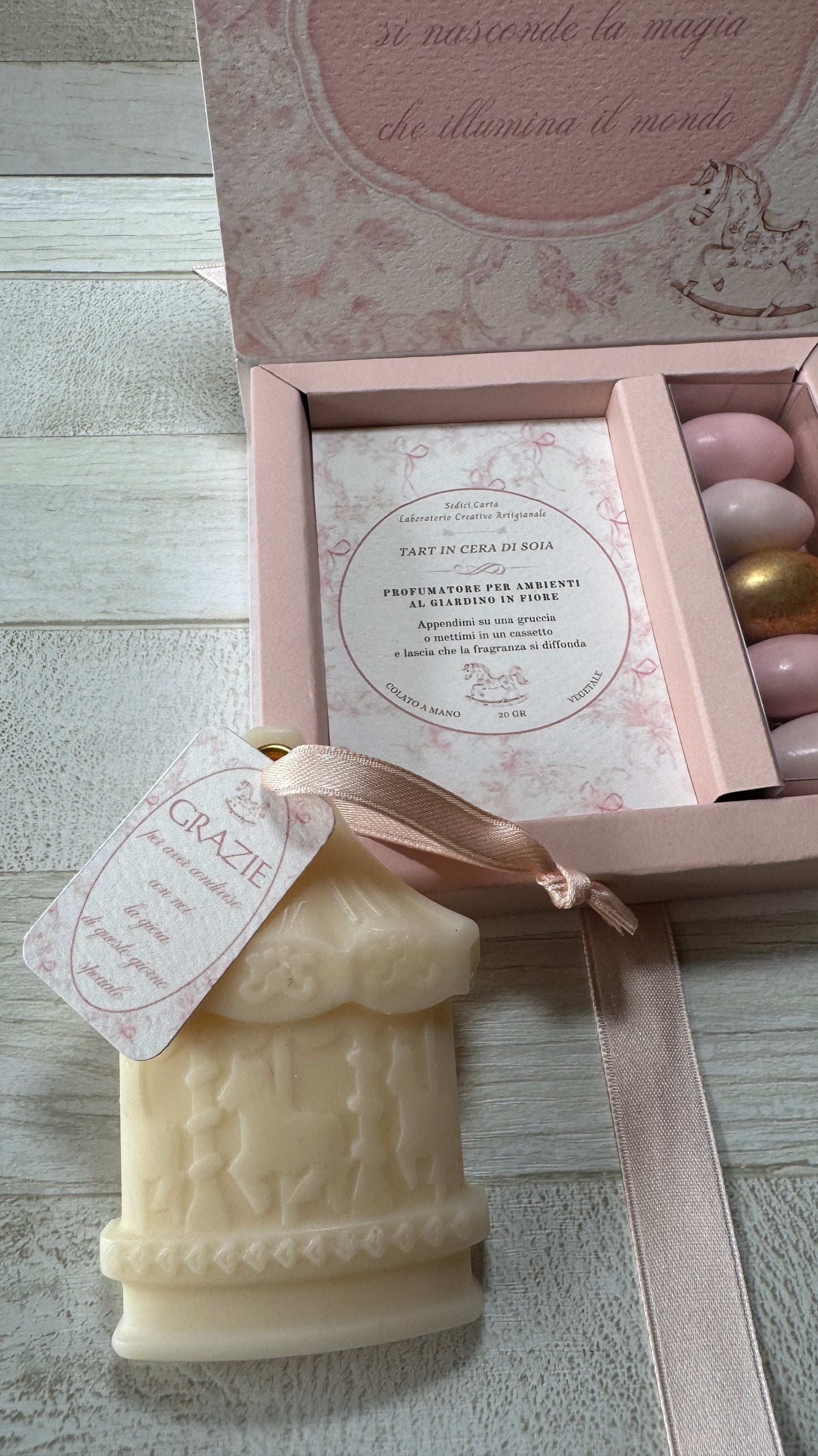 Bomboniera Battesimo - Cofanetto Libro con Giostra Cavalli in Cera di Soia