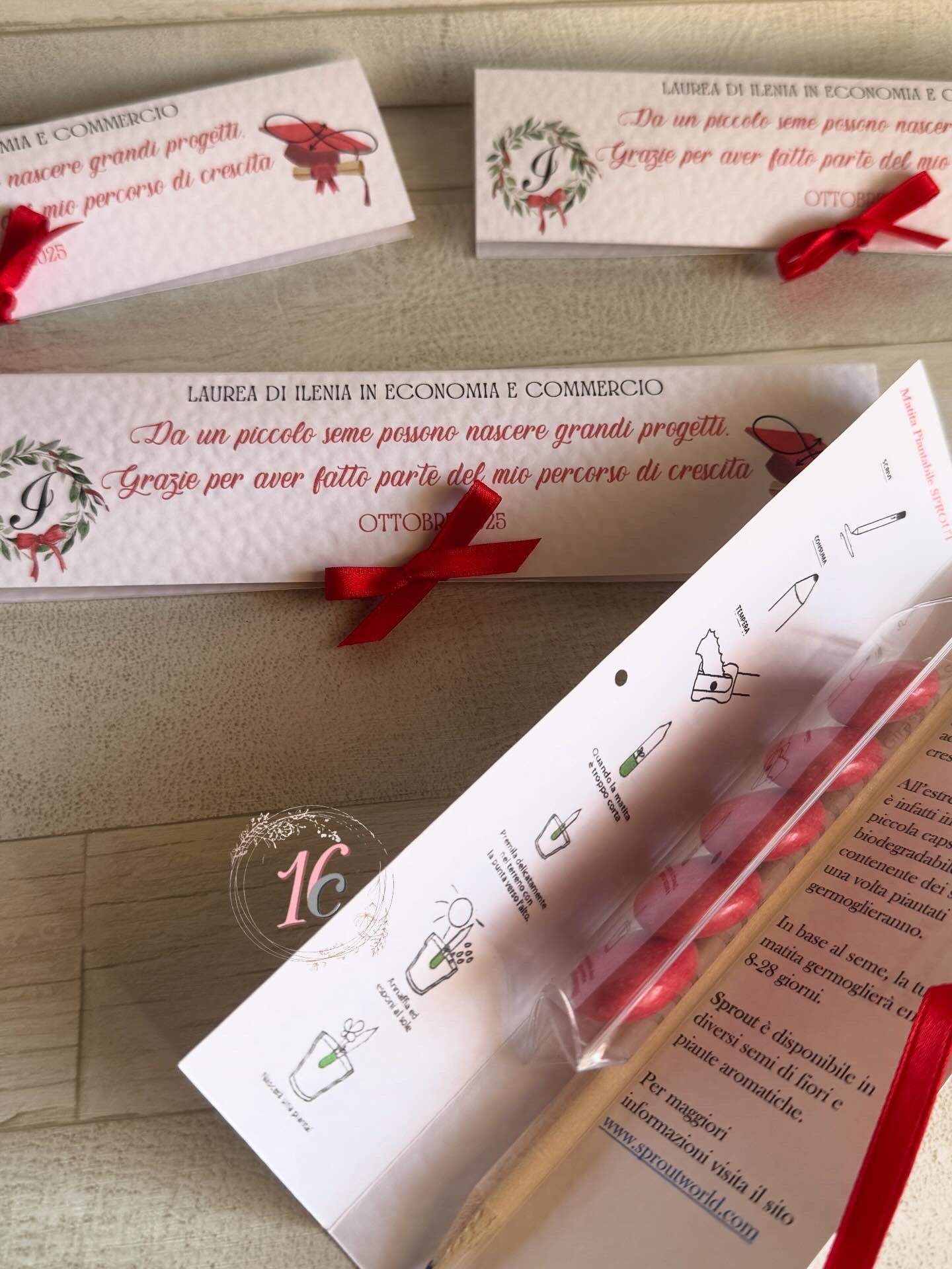 Bomboniera Laurea – Astuccio Pieghevole con Matita Seminabile