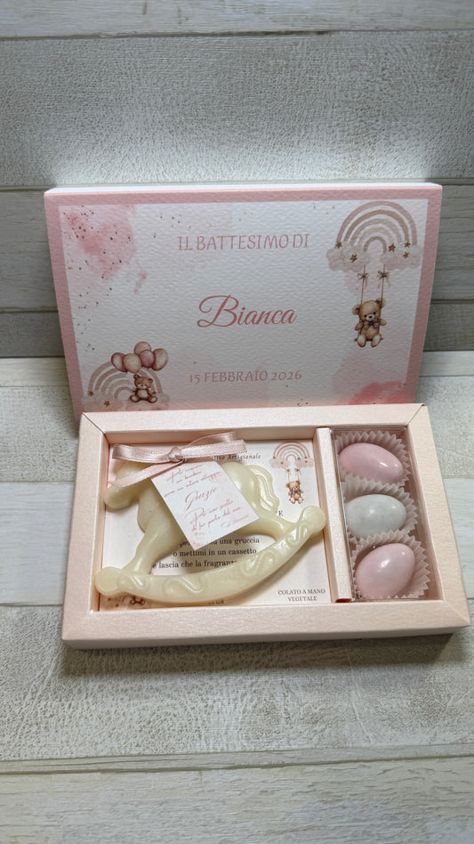 Bomboniera Battesimo – Cofanetto a Scorrimento con Cavallino in Cera di Soia
