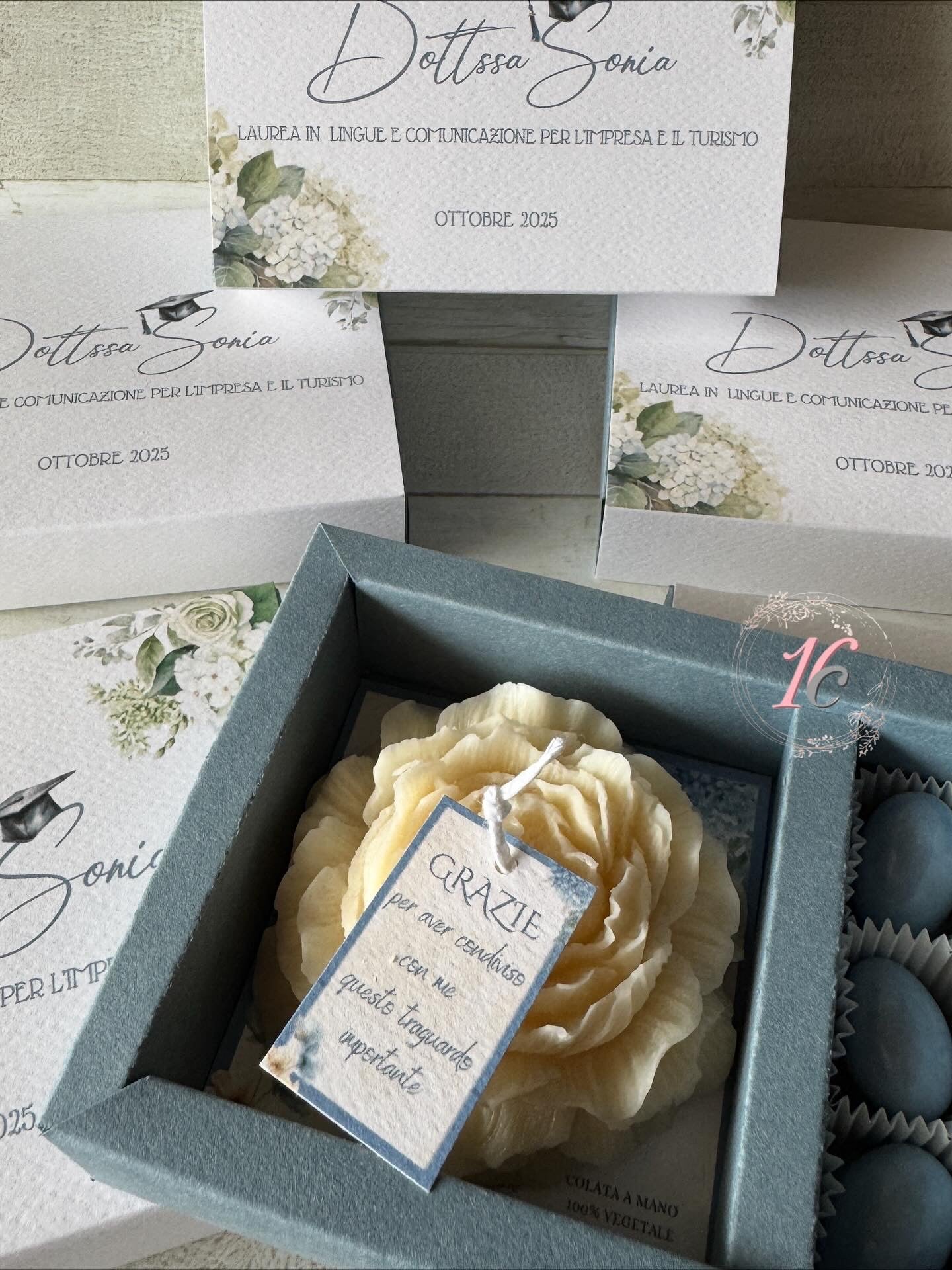 Peonia in cera di soia in cofanetto regalo personalizzato Laurea