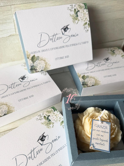 Peonia in cera di soia in cofanetto regalo personalizzato Laurea